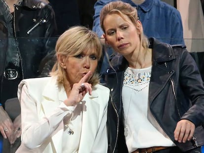 Brigitte Macron e sua filha, Tiphaine Auzière, em um ato de apoio a Emmanuel Macron em Paris, em abril de 2017.