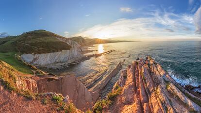 Visitar Flysch de Zumaia (Gipuzkoa)


Estamos convencidos de que estos espectaculares acantilados de la playa de Irurtzun se convertirán en uno de los grandes reclamos turísticos de los próximos tiempos. ¿Los culpables? Jon Snow y Tyrion Lannister, dos de los personajes que han rodado en este enclave numerosas escenas de la próxima temporada de Juego de Tronos. Fundamental visitar el flysch con la marea baja para poder acceder a él.