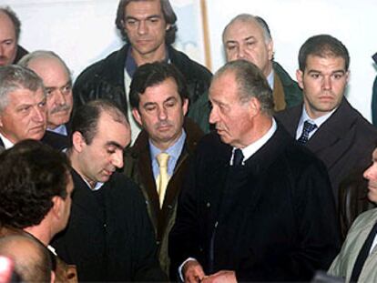 Don Juan Carlos conversa con los representantes de las cofradías de pescadores y las autoridades de Muxía.