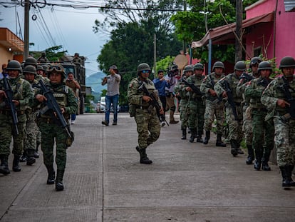 Soldados patrullan el municipio de Comalapa (México), en septiembre de 2023.