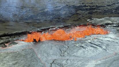 La lava emerge en el cráter del volcán Kilauea, en Hawái.