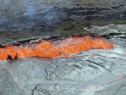 La lava emerge en el cráter del volcán Kilauea, en Hawái.