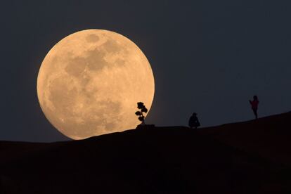 La superluna desde el parque Griffith en Los Ángeles.