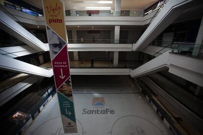 En la primera semana de confinamiento voluntario en el país, los centros comerciales de Santa Fe, una de las zonas económicas más importantes de Ciudad de México, lucían vacíos.
