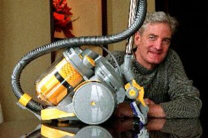 James Dyson, con una de sus aspiradoras.