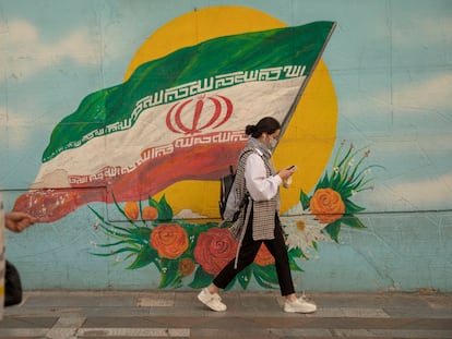 Una mujer iraní camina por las calles de Teherán sin el hiyab obligatorio, una forma de protesta que se extendió tras la muerte bajo custodia policial de la joven Mahsa Amini.