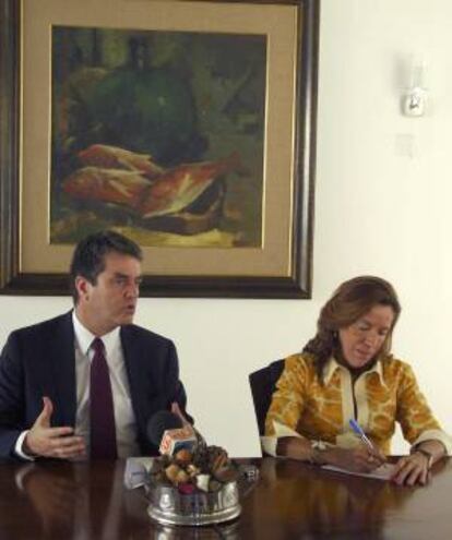 El candidato de Brasil al cargo de director general de la Organización Mundial del Comercio (OMC), Roberto Carvalho de Azevêdo (i), junto a la embajadora brasileña en Senegal, Maria Elisa Teófilo de Luna (d), durante la rueda de prensa que ha ofrecido hoy en Dakar, en el marco de una gira por trece países africanos para "escuchar lo que piensan los dirigentes del continente". Carvalho ha abogado por una participación más efectiva de los países en desarrollo en el sistema de decisión de la OMC.