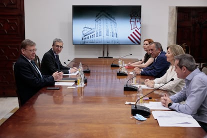 El presidente de la Generalitat, Ximo Puig, en la reunión mantenida con el consejero de Hacienda, Arcadi España, la secretaria autonómica de Hacienda, Eva Martínez, el secretario autonómico de Educación, Miguel Soler, la secretaria de Eficiencia y Tecnología Sanitaria, Concha Andrés, y el director general de Función Pública, David Alonso.