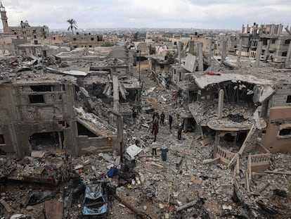 Un grupo de palestinos contempla la destrucción de sus viviendas tras un ataque israelí, en la ciudad de Khuzaa, al este de Jan Yunis, en la franja de Gaza.