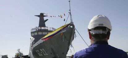 Un trabajador de Navantia en el astillero de San Fernando-Puerto Real (C&aacute;diz). 