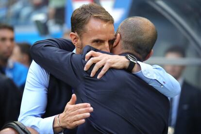 Gareth Southgate y Roberto Martínez se saludan al inicio de la final de consolación del Mundial de Rusia.