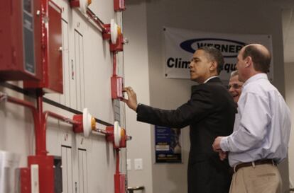 Barack Obama manipula una alarma anti-incendios durante una demostración de seguridad en la Hermandad Internacional de Electricistas en Lanham (Maryland)