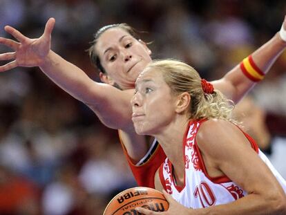 Anna Montañana intenta cerrar el paso a Kortin.