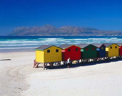 Quien busque un paraíso playero debería tener este arenal en su lista, y no solo por sus llamativas casetas de playa. Se encuentra en False Bay, está conectada con tren con la capital de Sudáfrica (Ciudad del Cabo está a unos 28 kilómetros de distancia) y la bañan las cálidas aguas del océano Índico. Es una de las zonas más populares para practicar el surf en Sudáfrica —sobre todo en la zona conocida como popular Surfer's Corner'—, y de finales de septiembre a principios de noviembre uno de los atractivos de esta bahía es el avistamiento de cetáceos, como ballenas y delfines. Más información: <a href="http://muizenberg.info/" target="_blank">muizenberg.info</a>