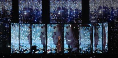 Adele se llevó también a casa el galardón a mejor solista femenina del Reino Unido, mejor canción por 'Hello' y el premio que reconoce su éxito global. En la imagen, su actuación.