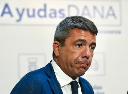 El presidente de la Generalitat Valenciana, Carlos Mazón, durante la declaración institucional sin preguntas realizada en el Palau de la Generalitat este martes en Valencia.