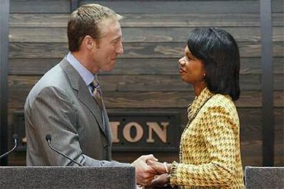 Peter MacKay y Condoleezza Rice, tras comparecer ante la prensa el martes en Stellarton (Canadá).