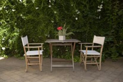 Una mesa en el jardín del hotel La Capellanía.