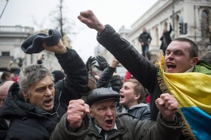 Os manifestantes comemoram a destituição de Yanukovich.