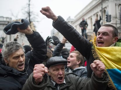 Os manifestantes comemoram a destituição de Yanukovich.