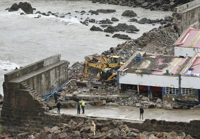 <b>Varios operarios revisan los daños en el puerto de Bermeo.</b> Las labores de reparación del dique del puerto empezaron el 3 de febrero a primera hora. Los trabajos de reconstrucción eran urgentes, ya que dejaban al municipio vizcaíno desprotegido frente a nuevas acometidas del mar.