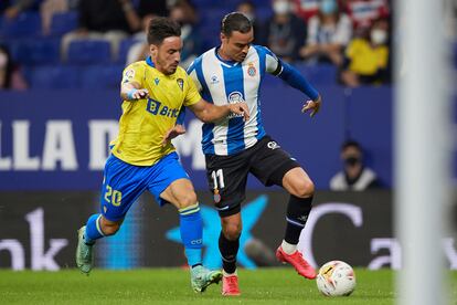 Raúl de Tomás ante Iza, en el duelo entre el Espanyol y el Cádiz