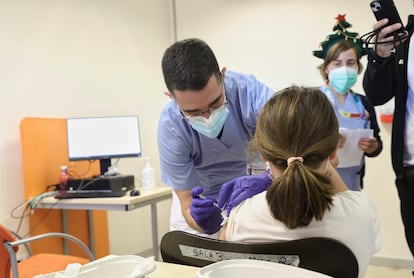 Un trabajador sanitario inyecta la vacuna contra el Covid-19 a un menor, en el Hospital Infanta Sofía, en San Sebastián de los Reyes, Madrid, (España).