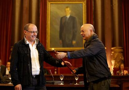 Pero la novedad más significativa en el Pais Vasco tras las elecciones del 22-M es la irrupción en la política local de la formación independentista Bildu. En la imagen, Odon Elorza (PSE) entrega la vara de mando a Juan Carlos Izagirre (Bildu) en el Ayuntamiento de San Sebastián, la ciudad más importante con la que se ha hecho la coalición.