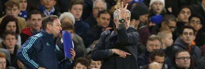 Mourinho, dando instrucciones durante el partido.