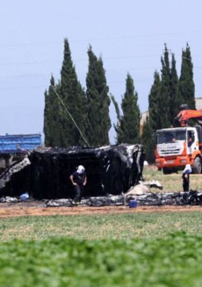 Los bomberos, en la zona del accidente del A400M en Sevilla.