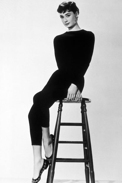 Audrey Hepburn. Además de ser recordada eternamente con su vestido negro de Givenchy combinado con tiara de brillantes, la actriz puso de moda la combinación de pantalón capri y bailarinas.