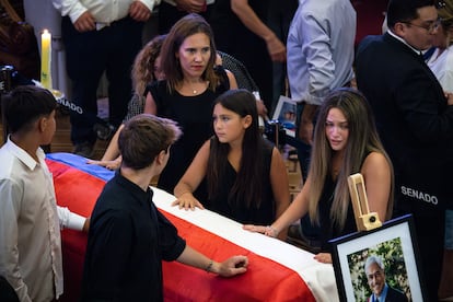 Una de las hijas Sebastian Piñera, junto a algunos de sus nietos, hacen guardia de honor junto al féretro mientras es velado.