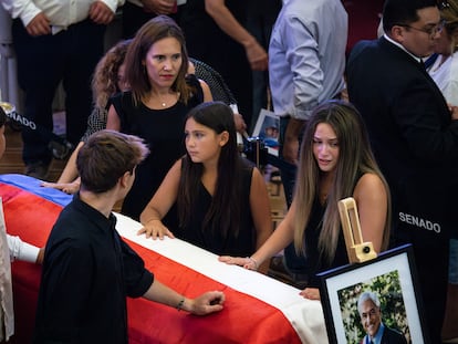 Una de las hijas Sebastian Piñera, junto a algunos de sus nietos, hacen guardia de honor junto al féretro mientras es velado.