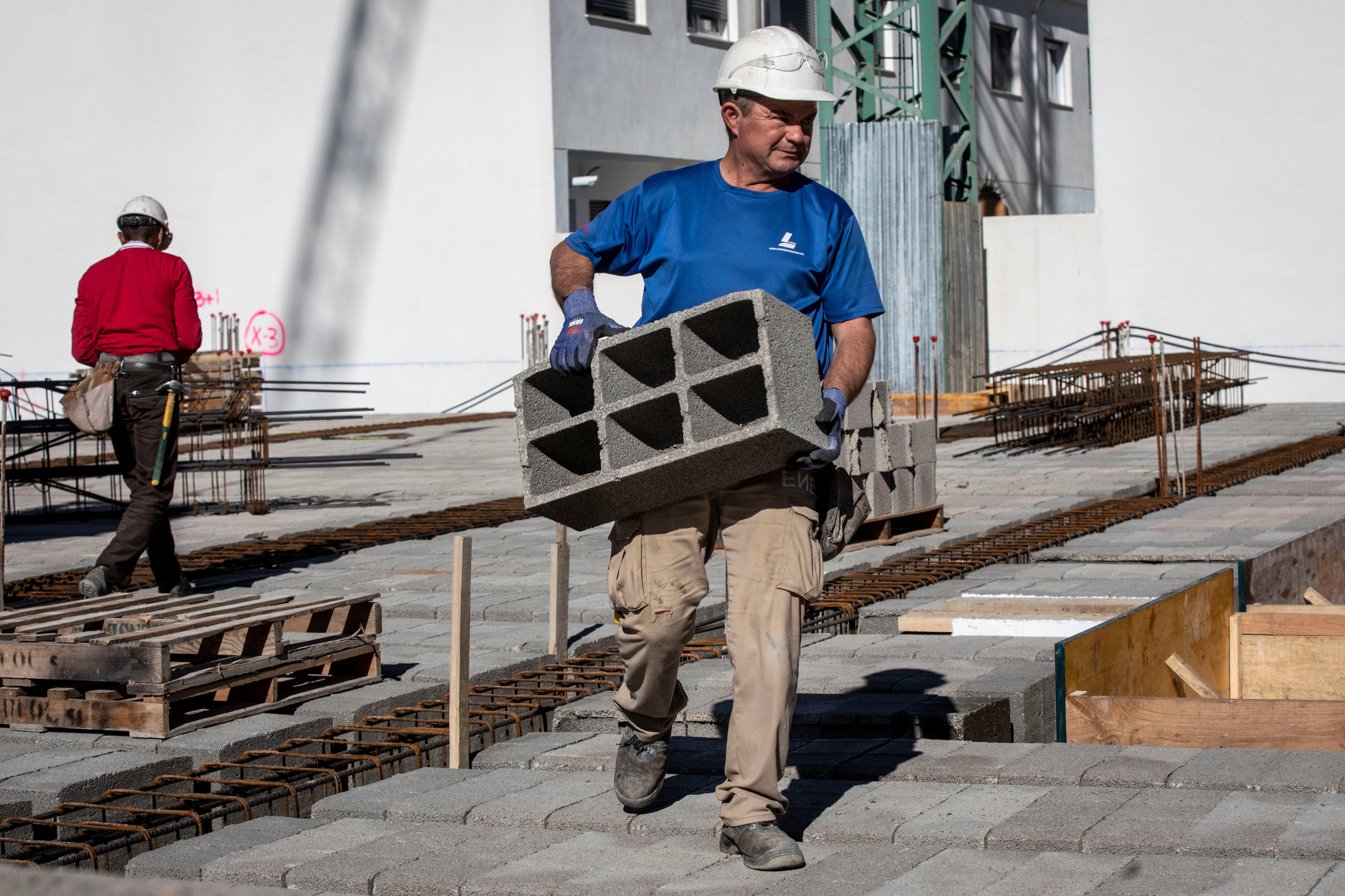 Trabajadores de la construcción en una localidad valenciana, en 2022.