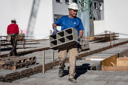 Trabajadores de la construcción en una localidad valenciana, en 2022.
