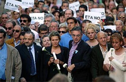 La viuda de Beiro, ayer, con al presidente navarro Miguel Sanz.