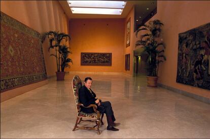 El barón Hans Heinrich von Thyssen-Bornemisza en el vestíbulo de su museo madrileño en 1995.