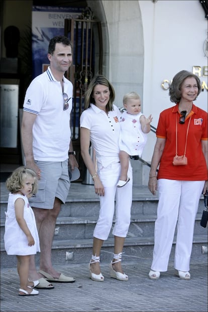 Los príncipes de Asturias con sus hijas, Leonor y Sofía (en brazos de doña Letizia), con la reina Sofía durante la 27º edición de la Copa del Rey de Vela, en el verano de 2008.