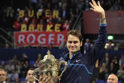 Federer, con el trofeo de campeón