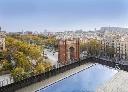 Piscina climatizada con vistas al Arco de Triunfo.