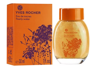 Un original producto de Yves Rocher para perfumar y dejar la piel del rostro y el cuerpo nacarada. Es el Agua de Nácares, que deja un sutil velo dorado allá donde se aplique (6,90 euros).
