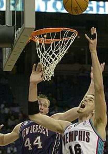 Gasol intenta capturar un rebote ante Keith van Horn.