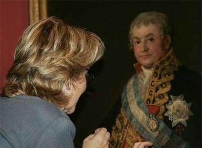 La presidenta de Madrid, Esperanza Aguirre, mira el retrato del marqués de Caballero.