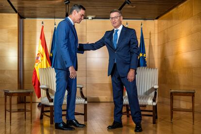 Alberto Núñez Feijóo se reúne con el secretario general del PSOE, Pedro Sánchez, este martes en el Congreso de los Diputados.