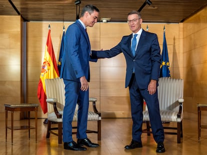 Alberto Núñez Feijóo se reúne con el secretario general del PSOE, Pedro Sánchez, este martes en el Congreso de los Diputados.