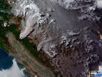Una imagen satelital muestra el humo provocado por los incendios Dixie y Tamarack al norte de California