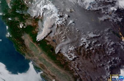 Una imagen satelital muestra el humo provocado por los incendios Dixie y Tamarack al norte de California