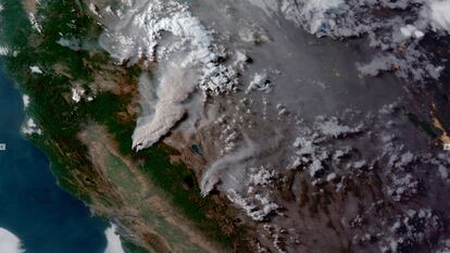 Imagem de satélite mostra a fumaça provocada pelos incêndios Dixie e Tamarack no norte da Califórnia.