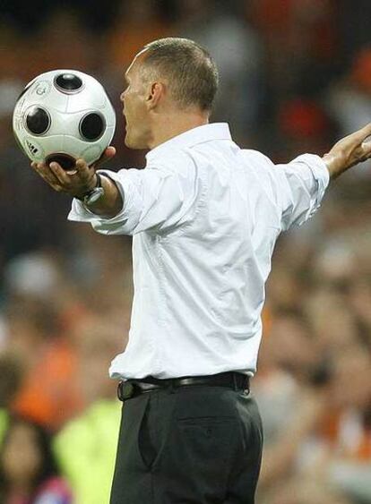 Marco van Basten gesticula durante el partido contra Rusia.