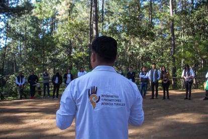 Un integrante de la Red de Intérpretes y Promotores Interculturales, en Santa María Temaxcaltepec, Oaxaca.
